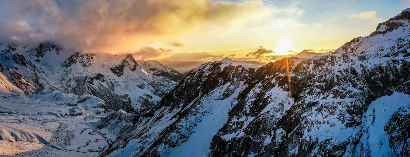 Serene horizon at sunrise, emphasizing a long-term focus on investment success.